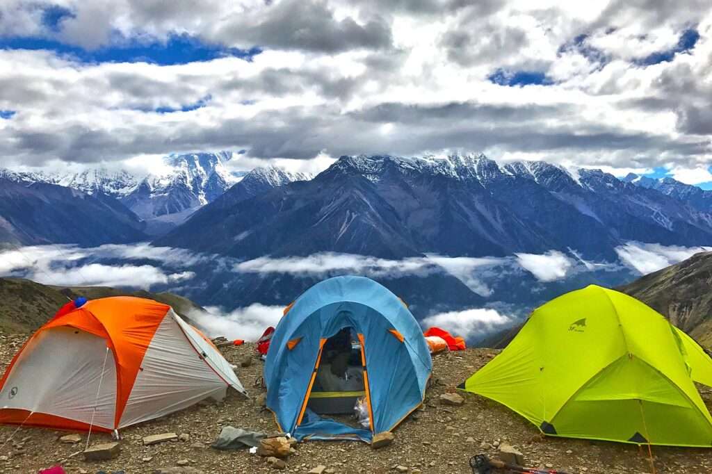 mountainering students tents on top of the mountains